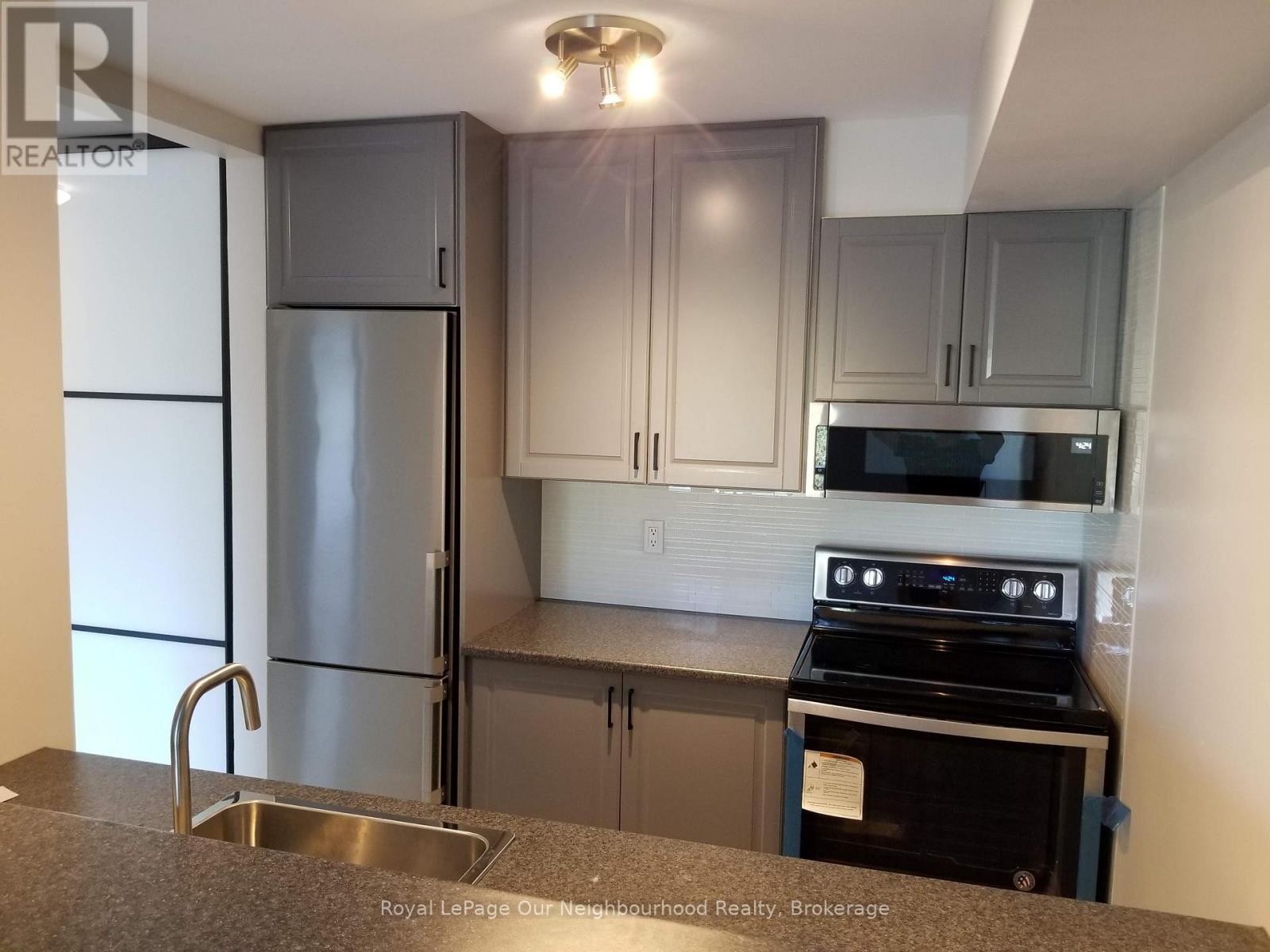 301 - 1 Hickory Tree Road, Toronto (Weston), Ontario  M9N 3W4 - Photo 2 - W12585102