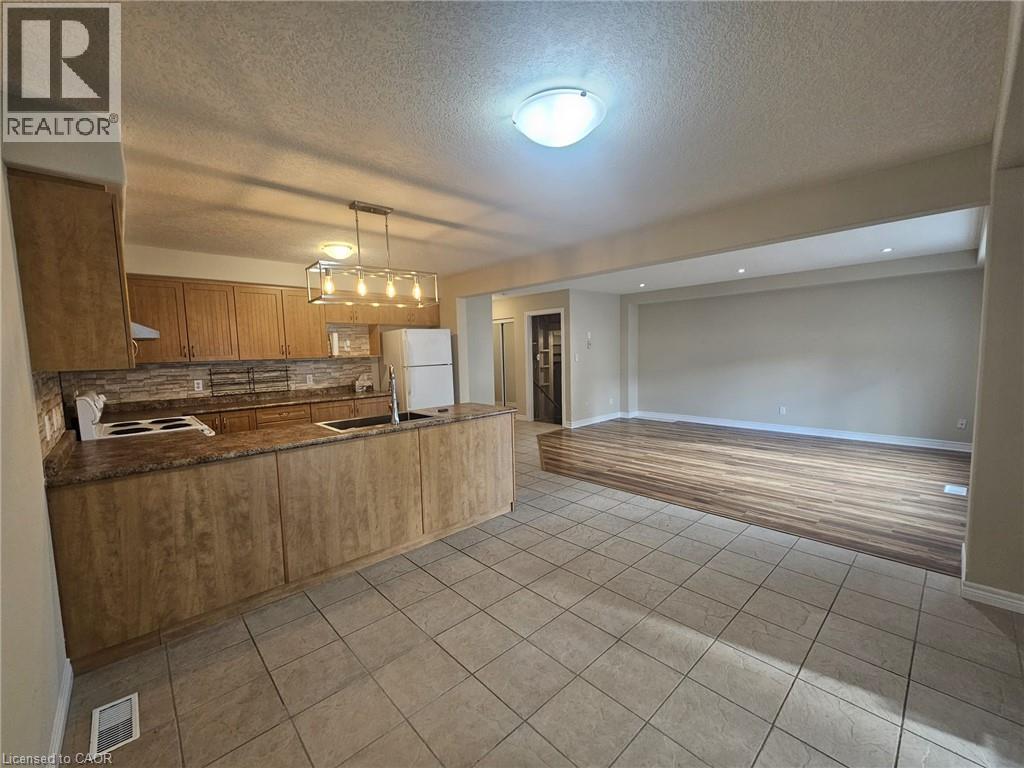 907 Frontenac Crescent, Woodstock, Ontario  N4V 0A6 - Photo 4 - 40788990