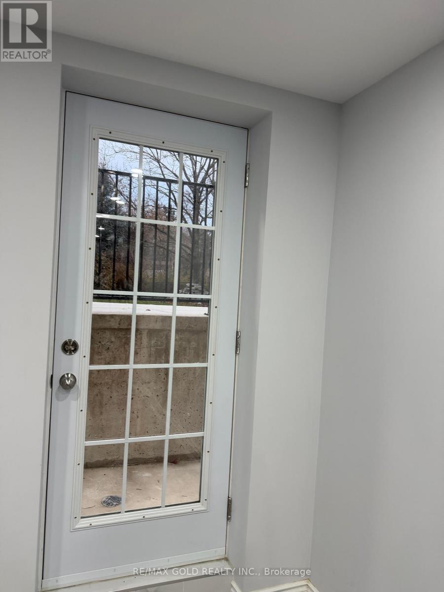 122 Valonia Drive, Brampton, Ontario  L6V 4J9 - Photo 2 - W12584880