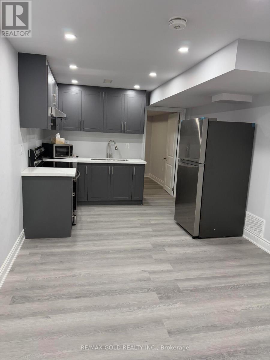 122 Valonia Drive, Brampton, Ontario  L6V 4J9 - Photo 4 - W12584880