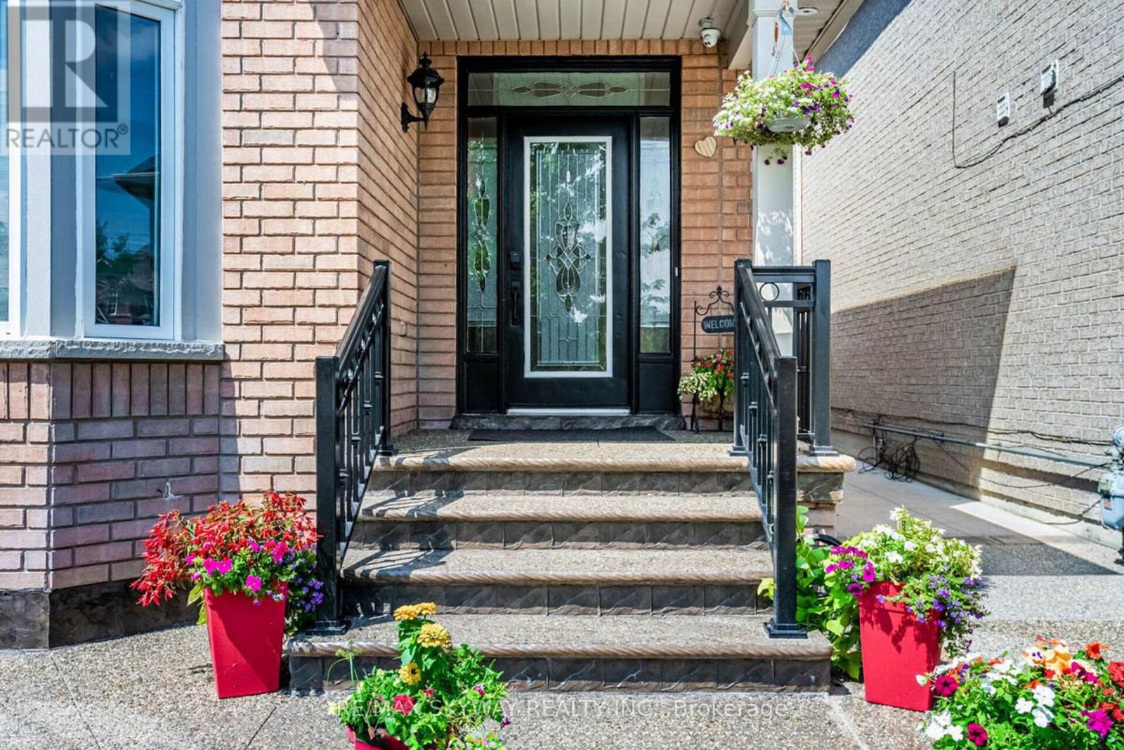 15 Borneo Crescent, Brampton, Ontario  L6R 3C6 - Photo 3 - W12584912