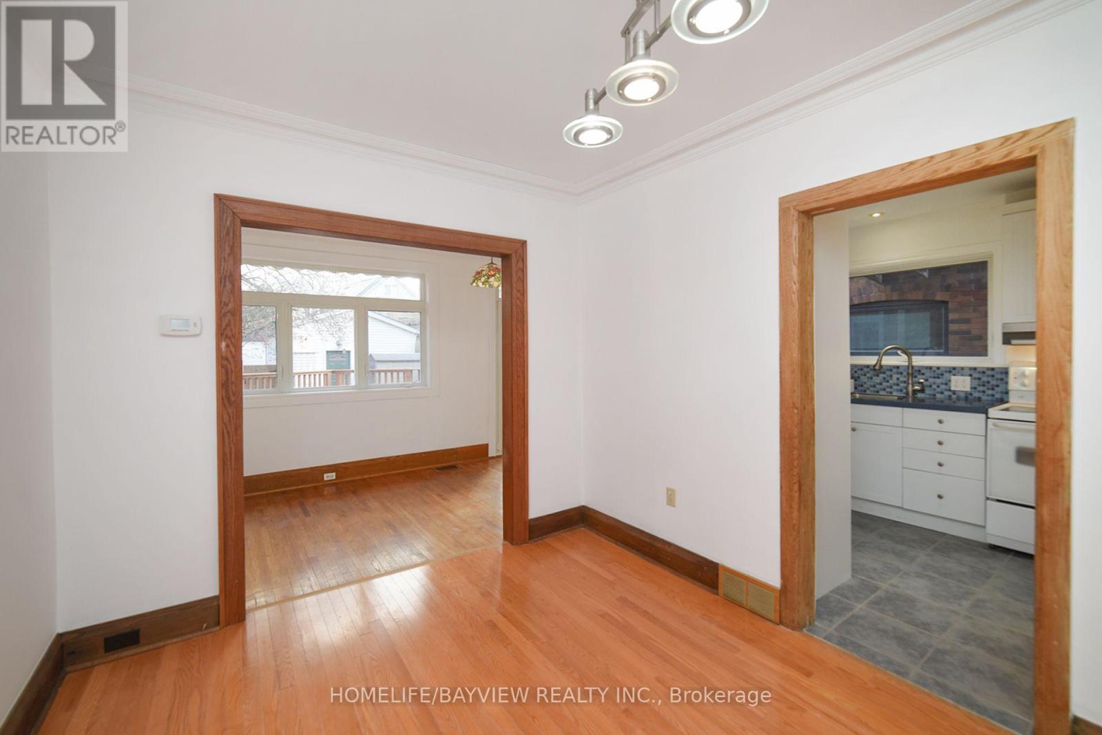 27 Cranbrooke Avenue, Toronto, Ontario  M5M 1M3 - Photo 6 - C12492368