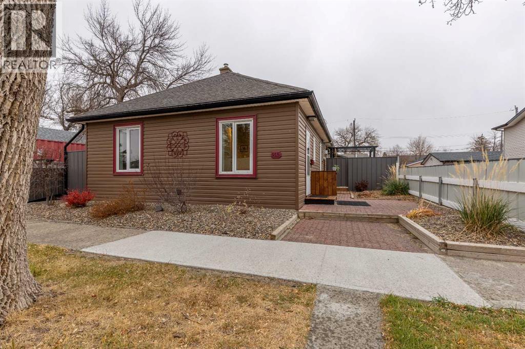915 7 Street N, Lethbridge, Alberta  T1H 1Y8 - Photo 1 - A2269142