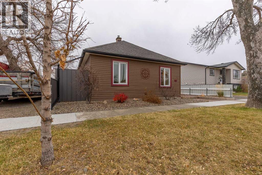915 7 Street N, Lethbridge, Alberta  T1H 1Y8 - Photo 2 - A2269142