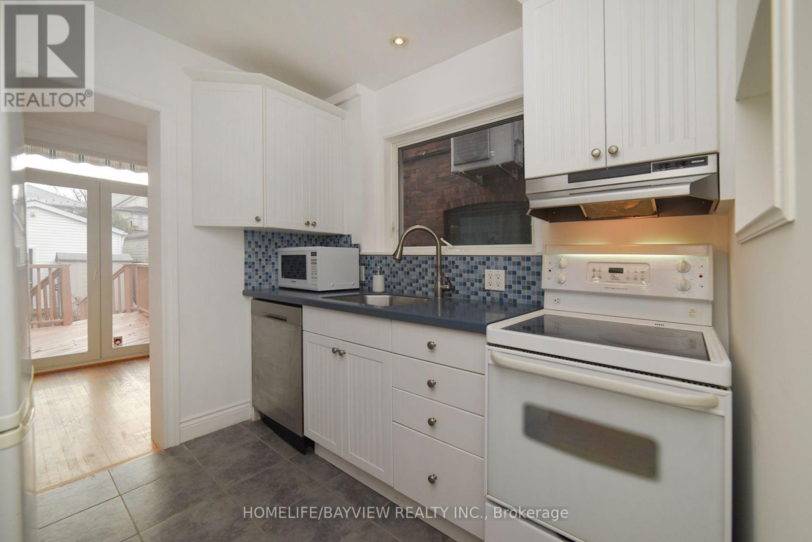 27 Cranbrooke Avenue, Toronto, Ontario  M5M 1M3 - Photo 8 - C12486091