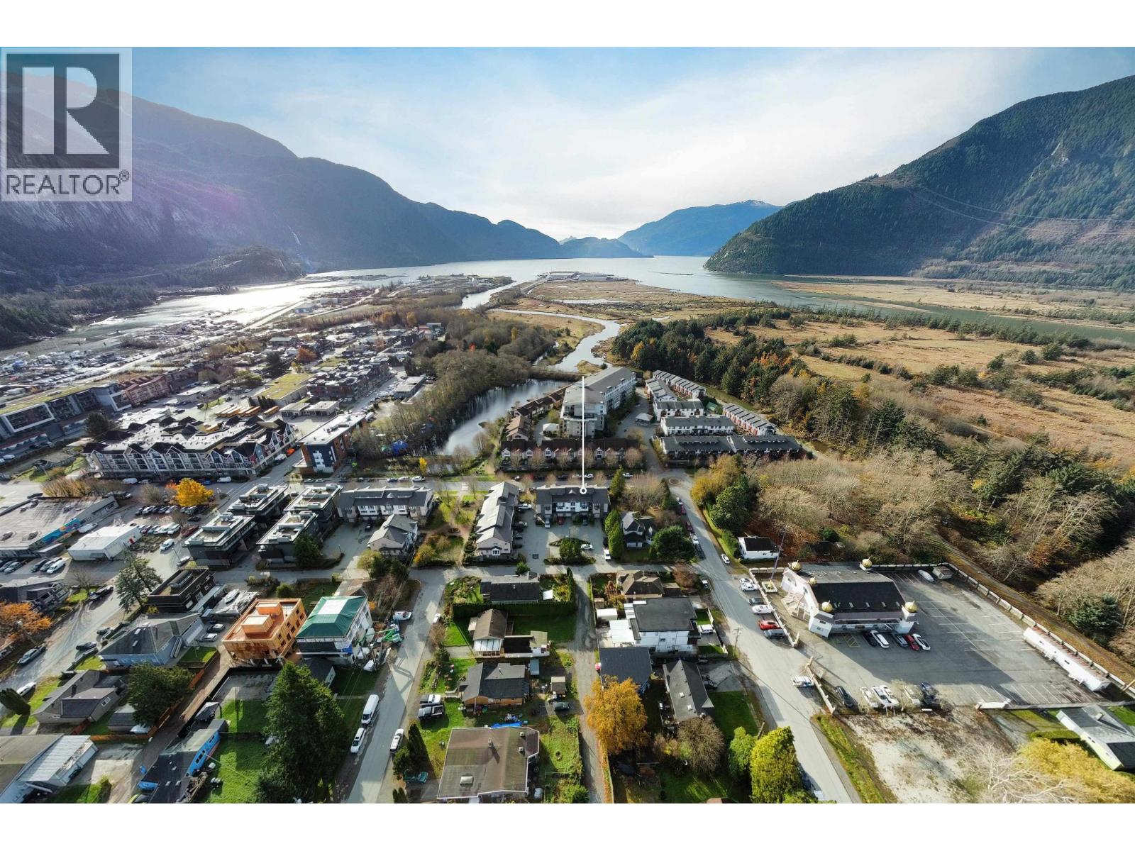 3 1233 Main Street, Squamish, British Columbia  V8B 0P7 - Photo 1 - R3057278