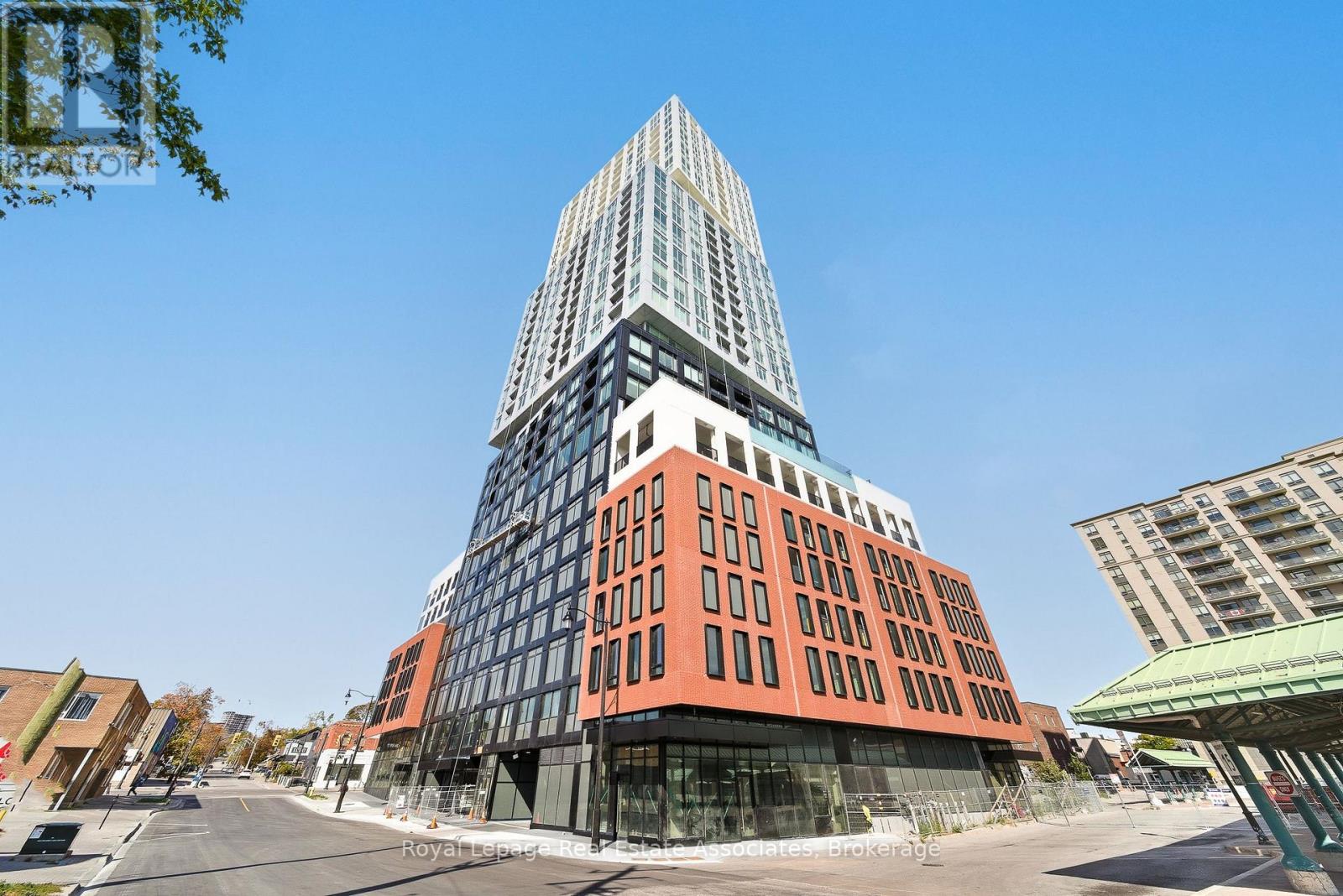 1005 - 39 Mary Street, Barrie, Ontario  L4N 1S9 - Photo 1 - S12585062