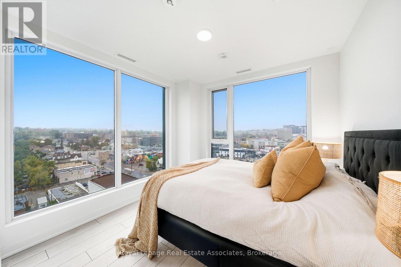 1005 - 39 Mary Street, Barrie, Ontario  L4N 1S9 - Photo 11 - S12585062