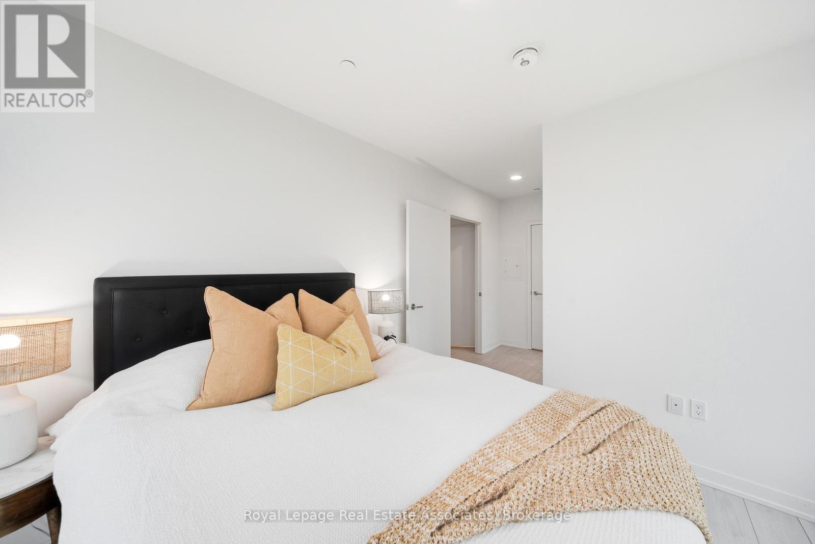 1005 - 39 Mary Street, Barrie, Ontario  L4N 1S9 - Photo 12 - S12585062