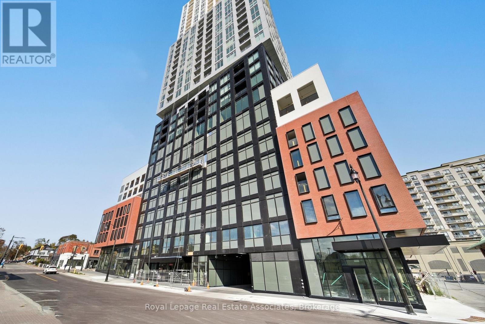 1005 - 39 Mary Street, Barrie, Ontario  L4N 1S9 - Photo 2 - S12585062