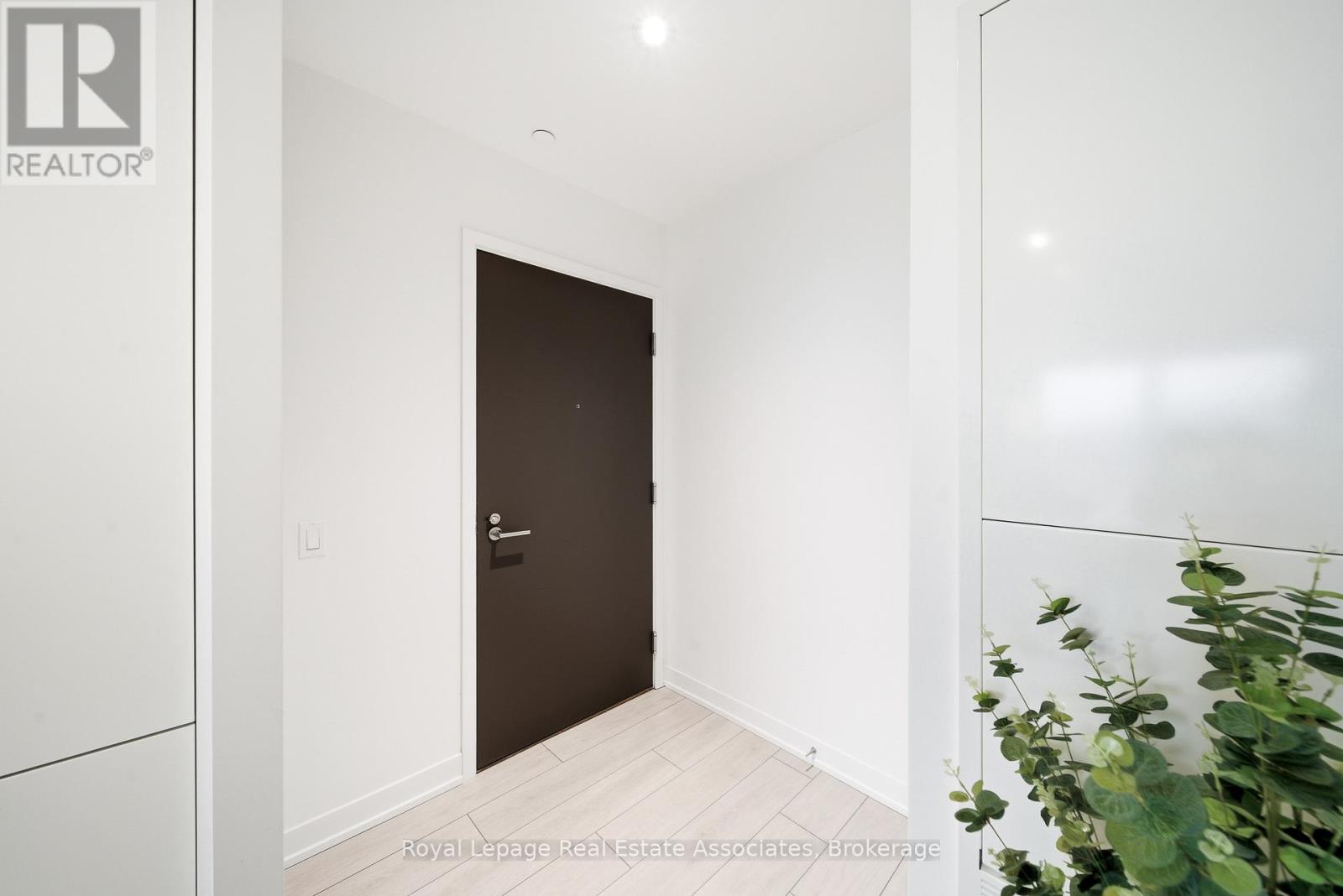 1005 - 39 Mary Street, Barrie, Ontario  L4N 1S9 - Photo 3 - S12585062