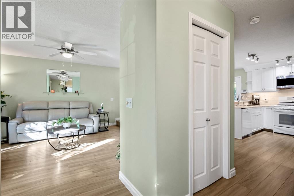 17 Luxstone Crescent Sw, Airdrie, Alberta  T4B 2W6 - Photo 5 - A2262599