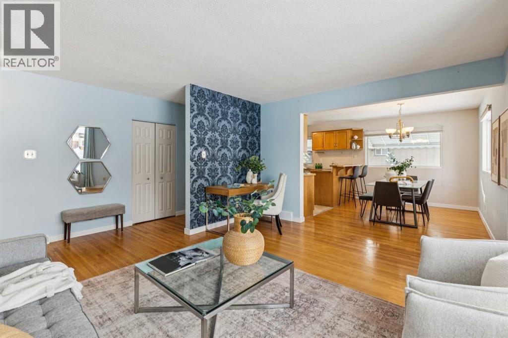 114 Hallbrook Drive Sw, Calgary, Alberta  T2V 3H6 - Photo 5 - A2273074