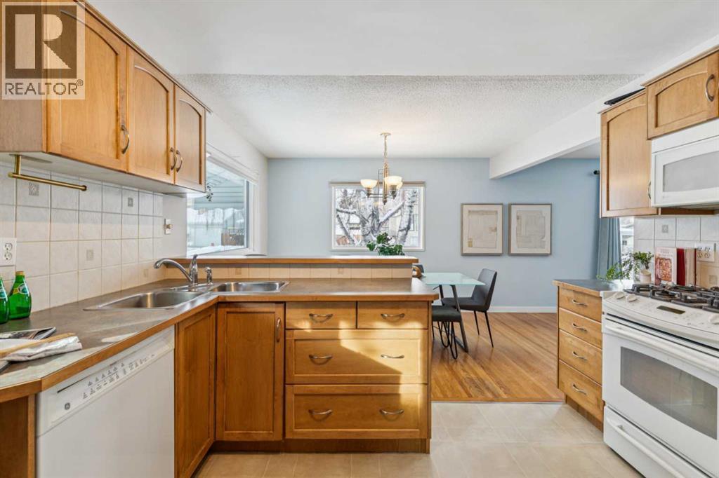 114 Hallbrook Drive Sw, Calgary, Alberta  T2V 3H6 - Photo 14 - A2273074