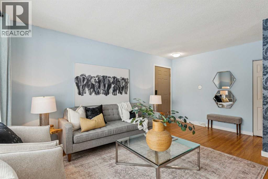 114 Hallbrook Drive Sw, Calgary, Alberta  T2V 3H6 - Photo 4 - A2273074