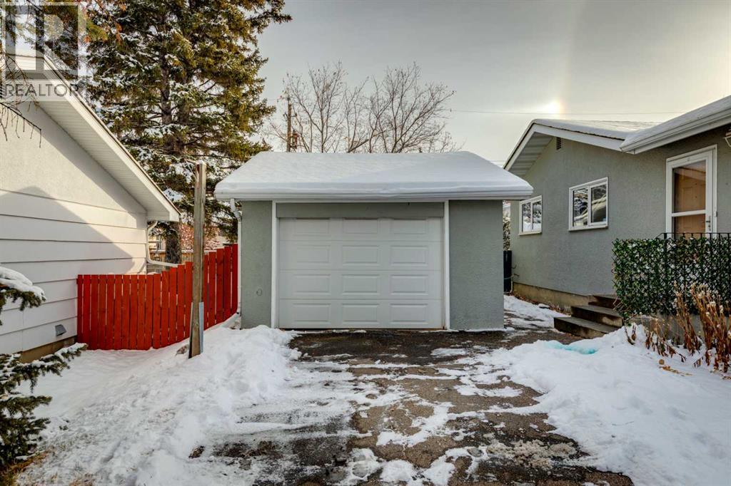 114 Hallbrook Drive Sw, Calgary, Alberta  T2V 3H6 - Photo 44 - A2273074