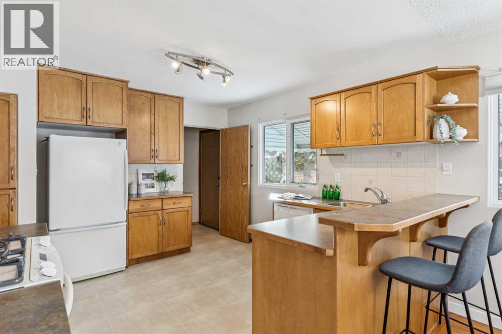 114 Hallbrook Drive Sw, Calgary, Alberta  T2V 3H6 - Photo 10 - A2273074