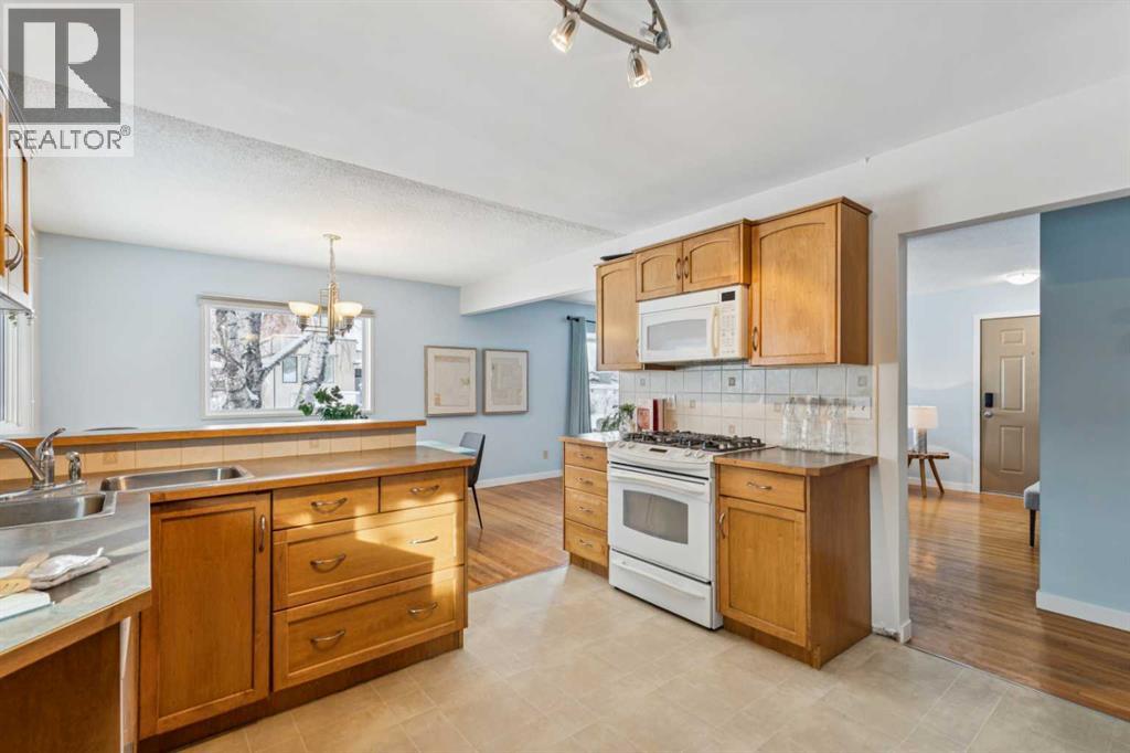 114 Hallbrook Drive Sw, Calgary, Alberta  T2V 3H6 - Photo 13 - A2273074