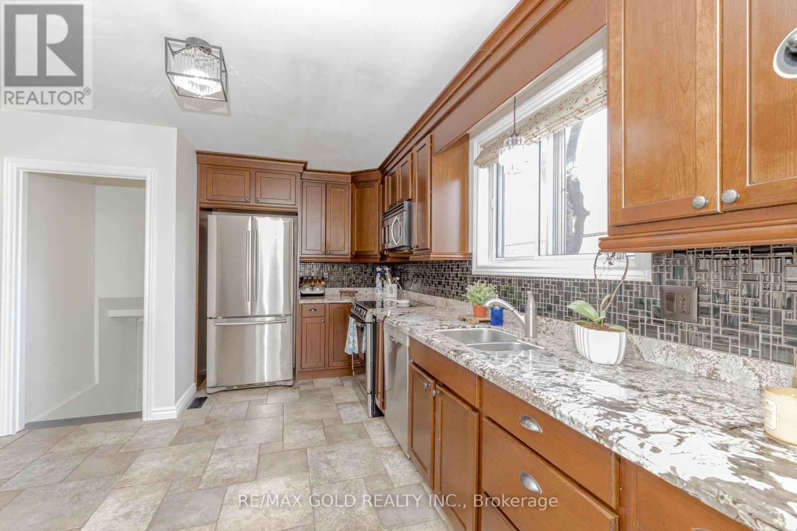 37 Brookdale Crescent, Brampton, Ontario  L6T 1M8 - Photo 17 - W12112050