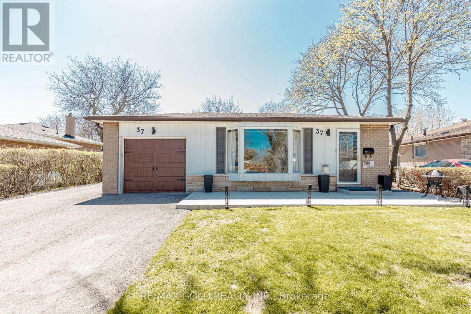 37 Brookdale Crescent, Brampton, Ontario  L6T 1M8 - Photo 2 - W12112050