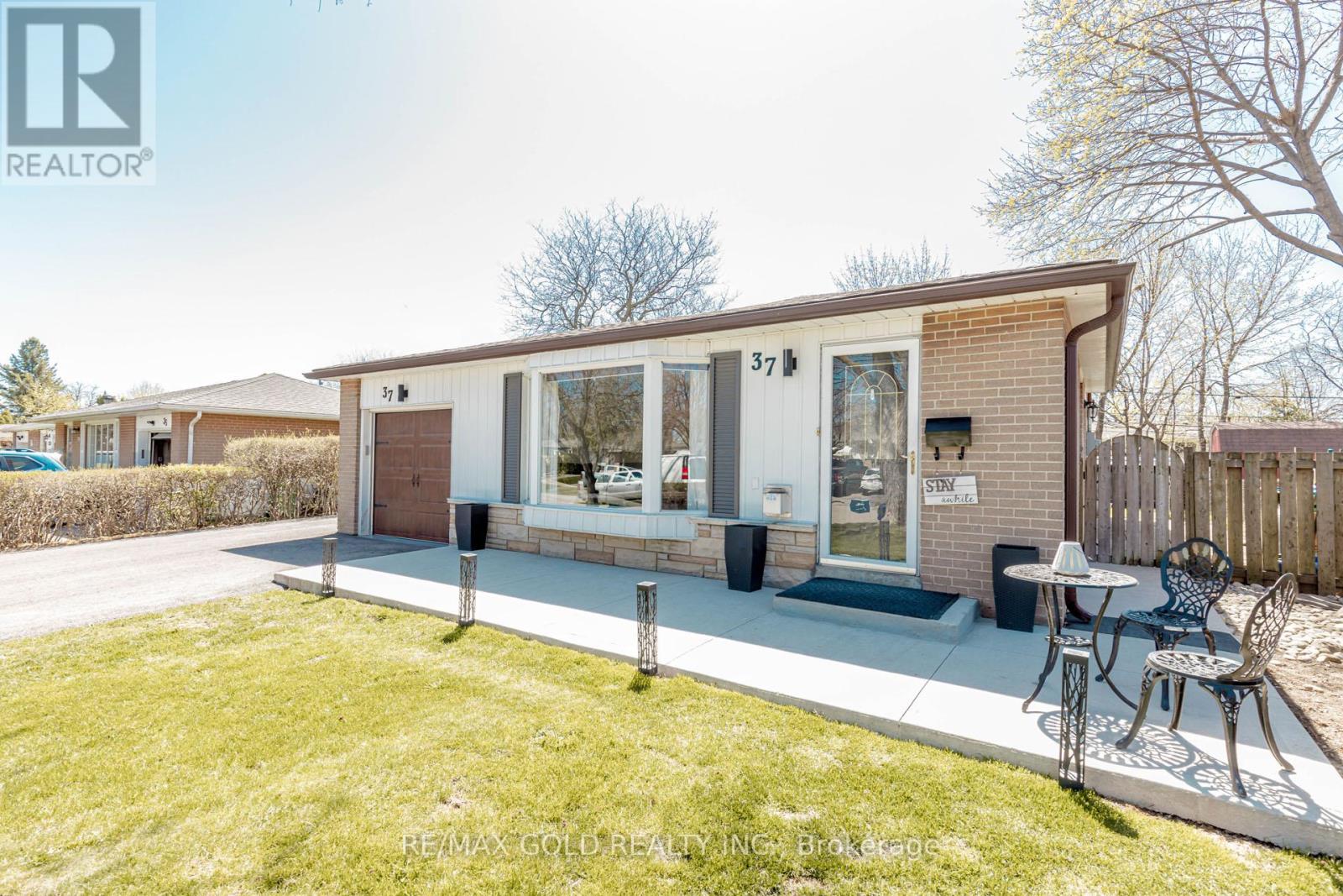 37 Brookdale Crescent, Brampton, Ontario  L6T 1M8 - Photo 3 - W12112050