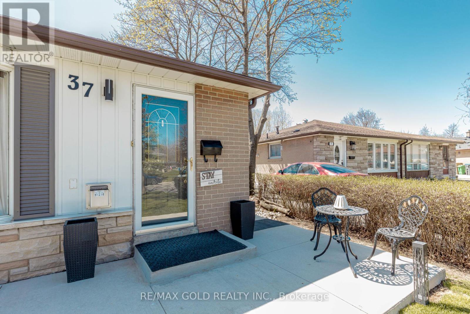 37 Brookdale Crescent, Brampton, Ontario  L6T 1M8 - Photo 4 - W12112050