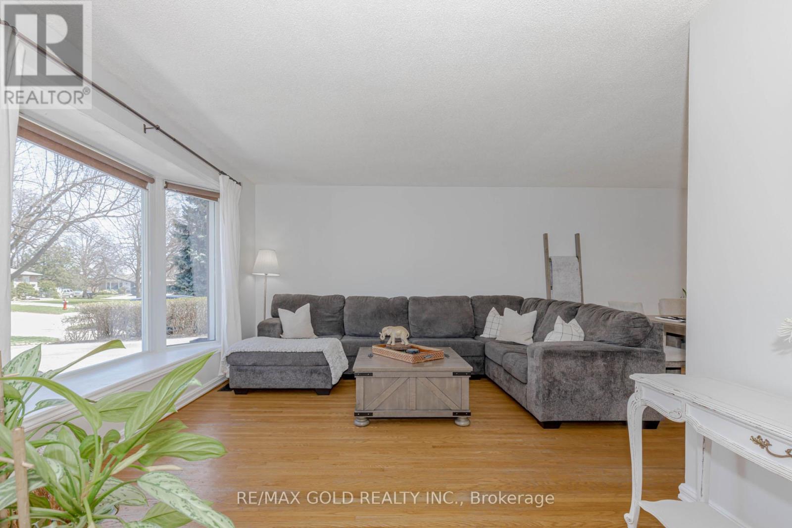 37 Brookdale Crescent, Brampton, Ontario  L6T 1M8 - Photo 8 - W12112050