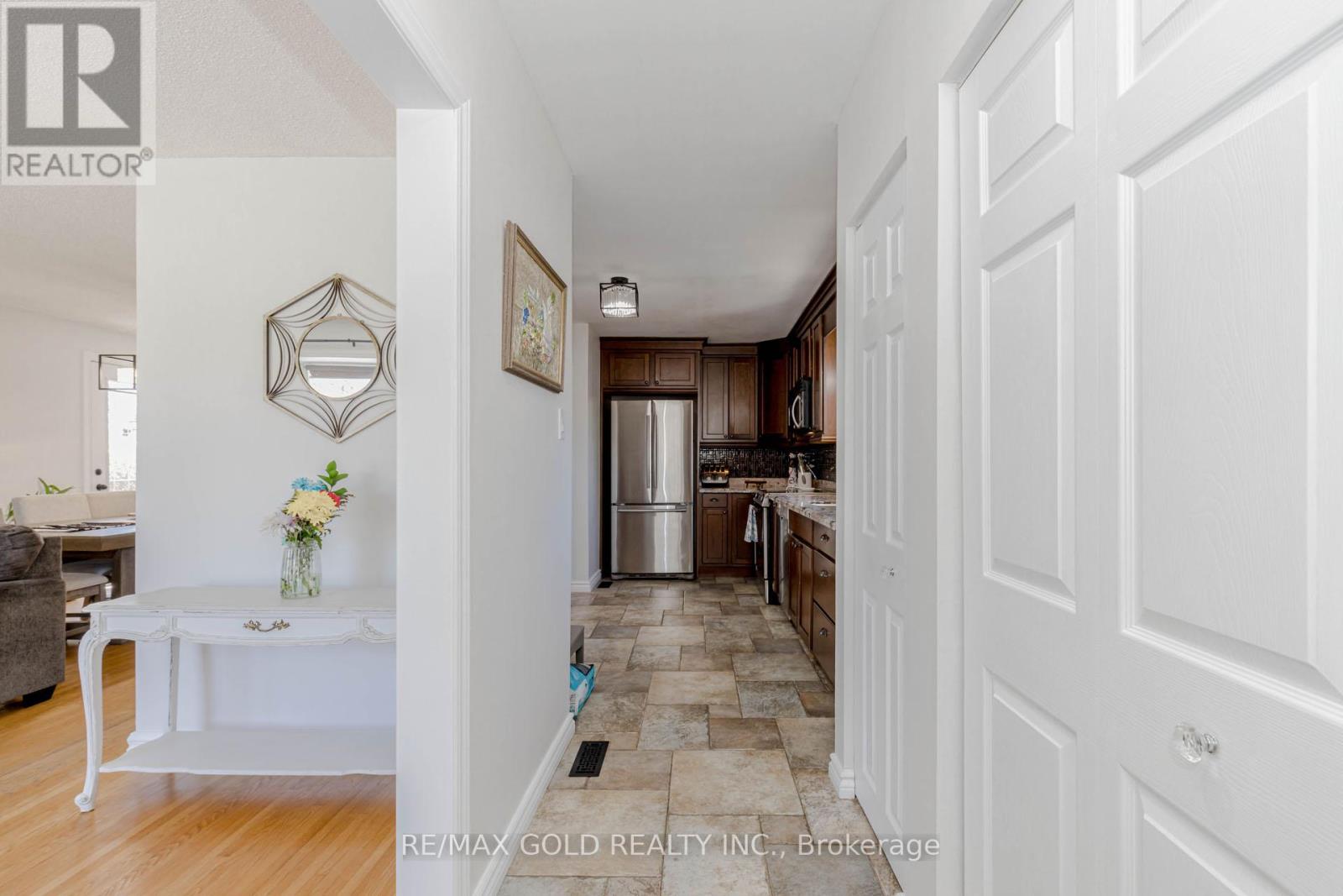 37 Brookdale Crescent, Brampton, Ontario  L6T 1M8 - Photo 6 - W12112050