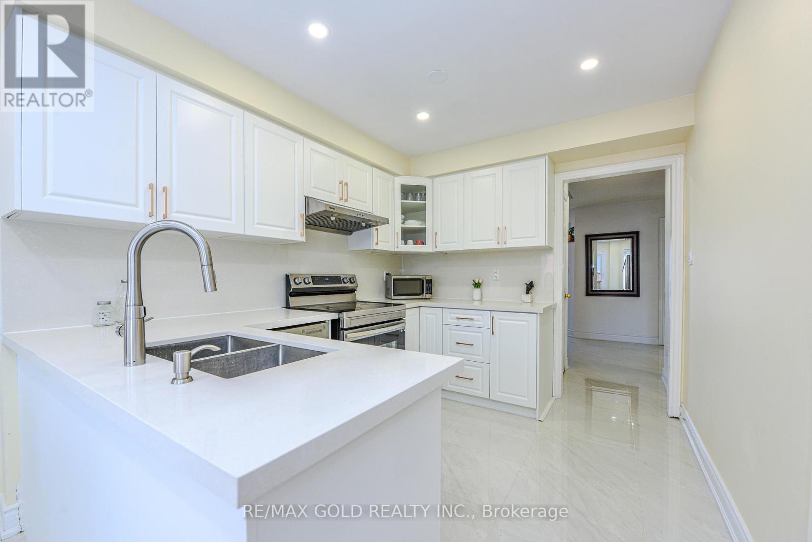 6828 Gracefield Drive, Mississauga, Ontario L5N 6T6 - Photo 7 - W12196948