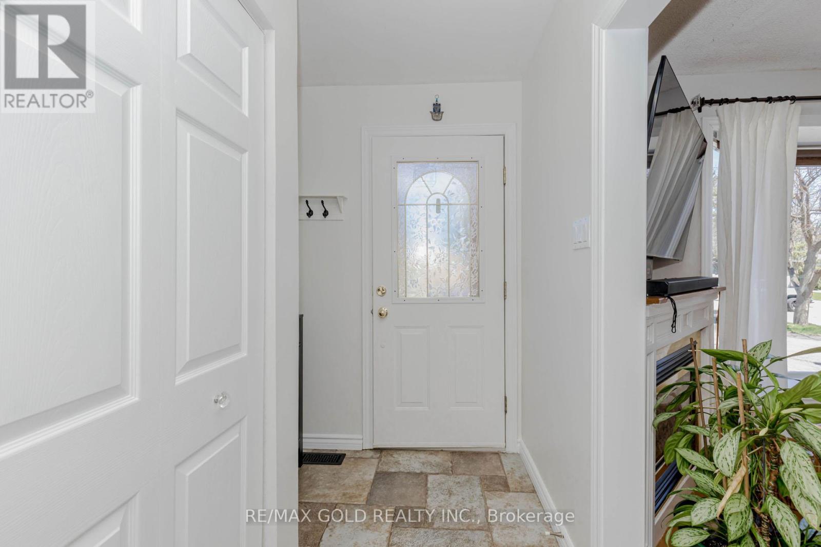 37 Brookdale Crescent, Brampton, Ontario  L6T 1M8 - Photo 7 - W12112050