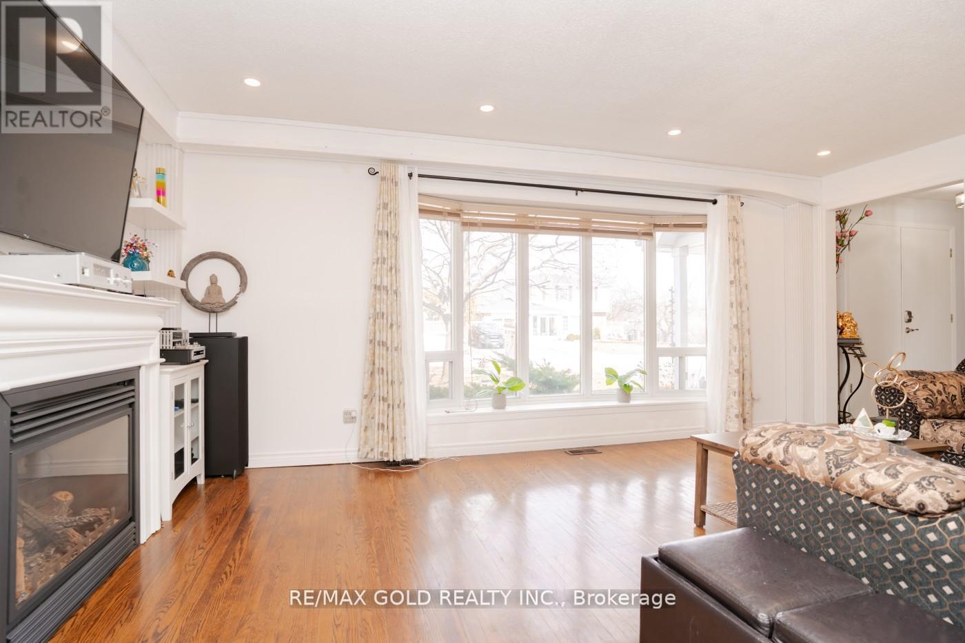 3 Crawley Drive, Brampton, Ontario  L6T 2R6 - Photo 11 - W12262633