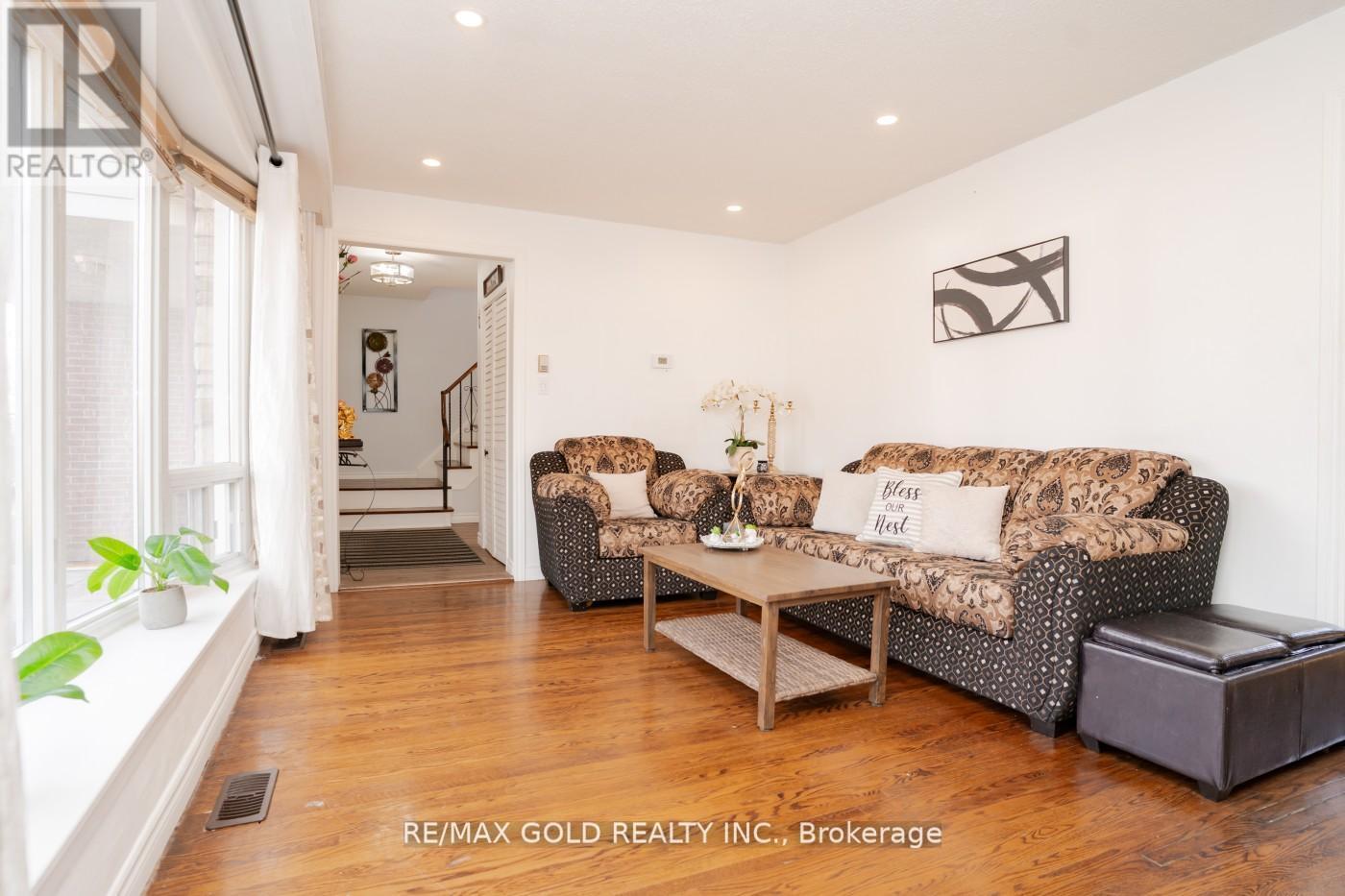 3 Crawley Drive, Brampton, Ontario  L6T 2R6 - Photo 10 - W12262633