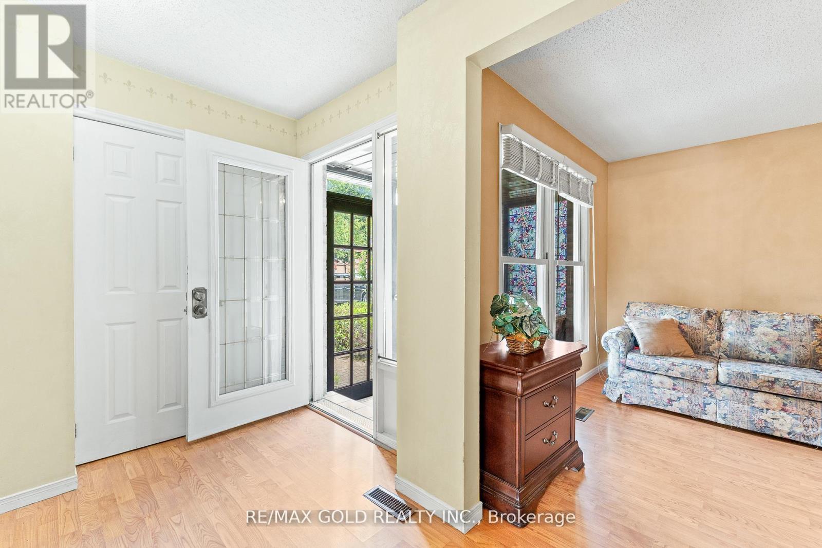 34 Granby Court, Brampton, Ontario L6S 5K1 - Photo 10 - W12286304