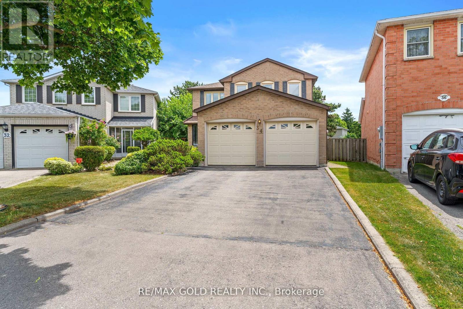 34 Granby Court, Brampton, Ontario L6S 5K1 - Photo 2 - W12286304