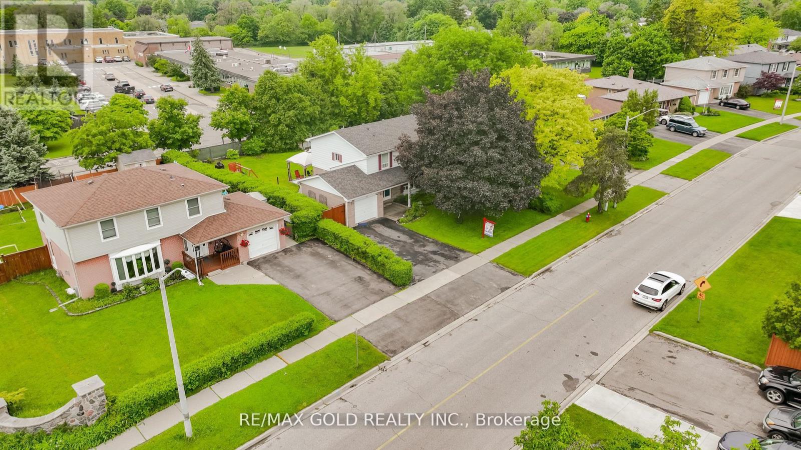 3 Crawley Drive, Brampton, Ontario  L6T 2R6 - Photo 3 - W12262633