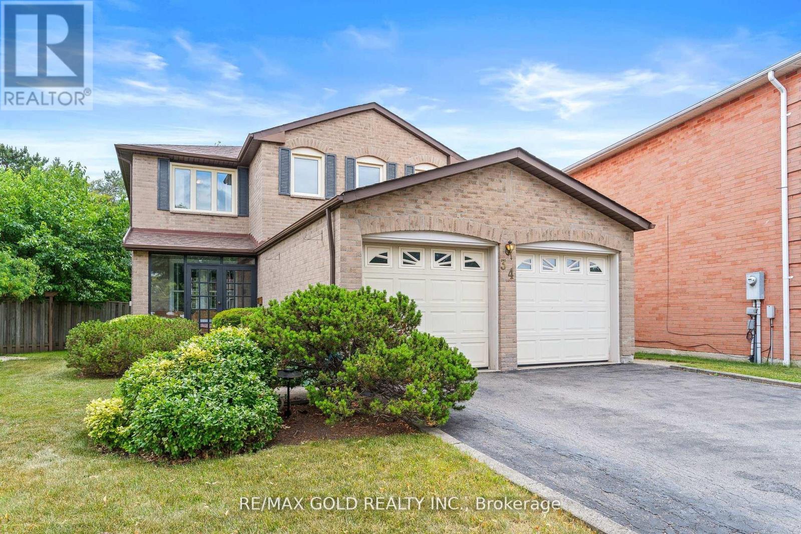 34 Granby Court, Brampton, Ontario L6S 5K1 - Photo 3 - W12286304