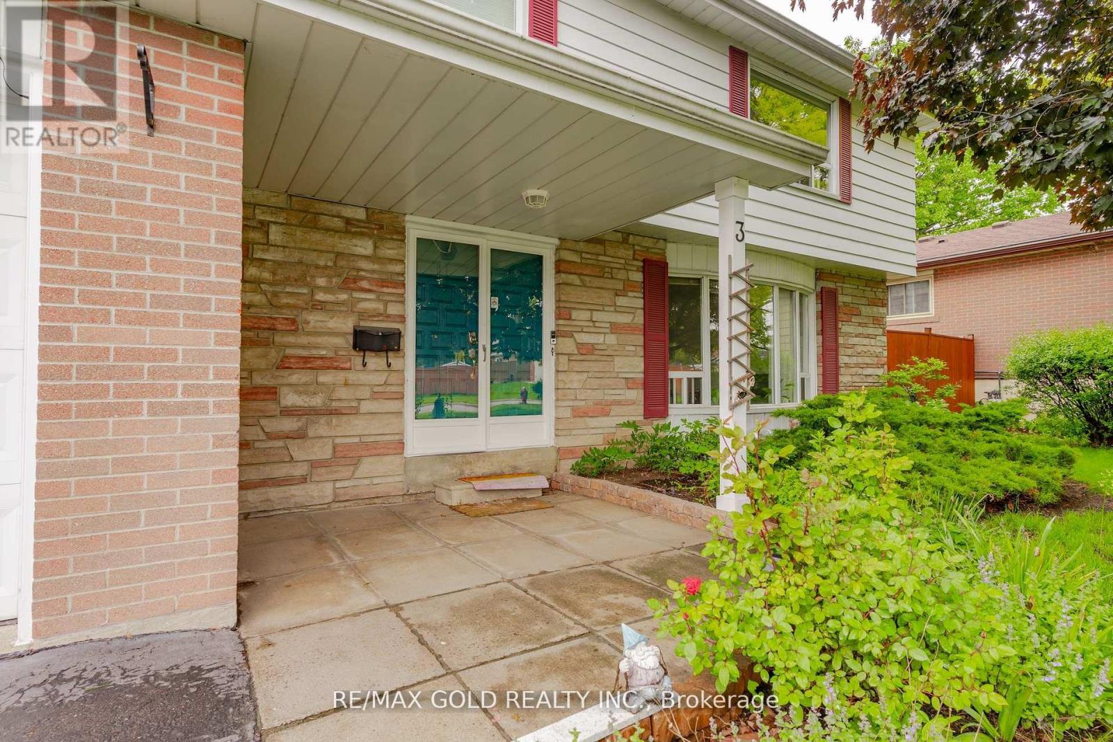 3 Crawley Drive, Brampton, Ontario  L6T 2R6 - Photo 5 - W12262633