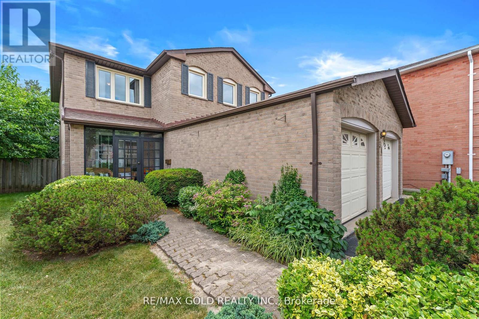 34 Granby Court, Brampton, Ontario L6S 5K1 - Photo 8 - W12286304