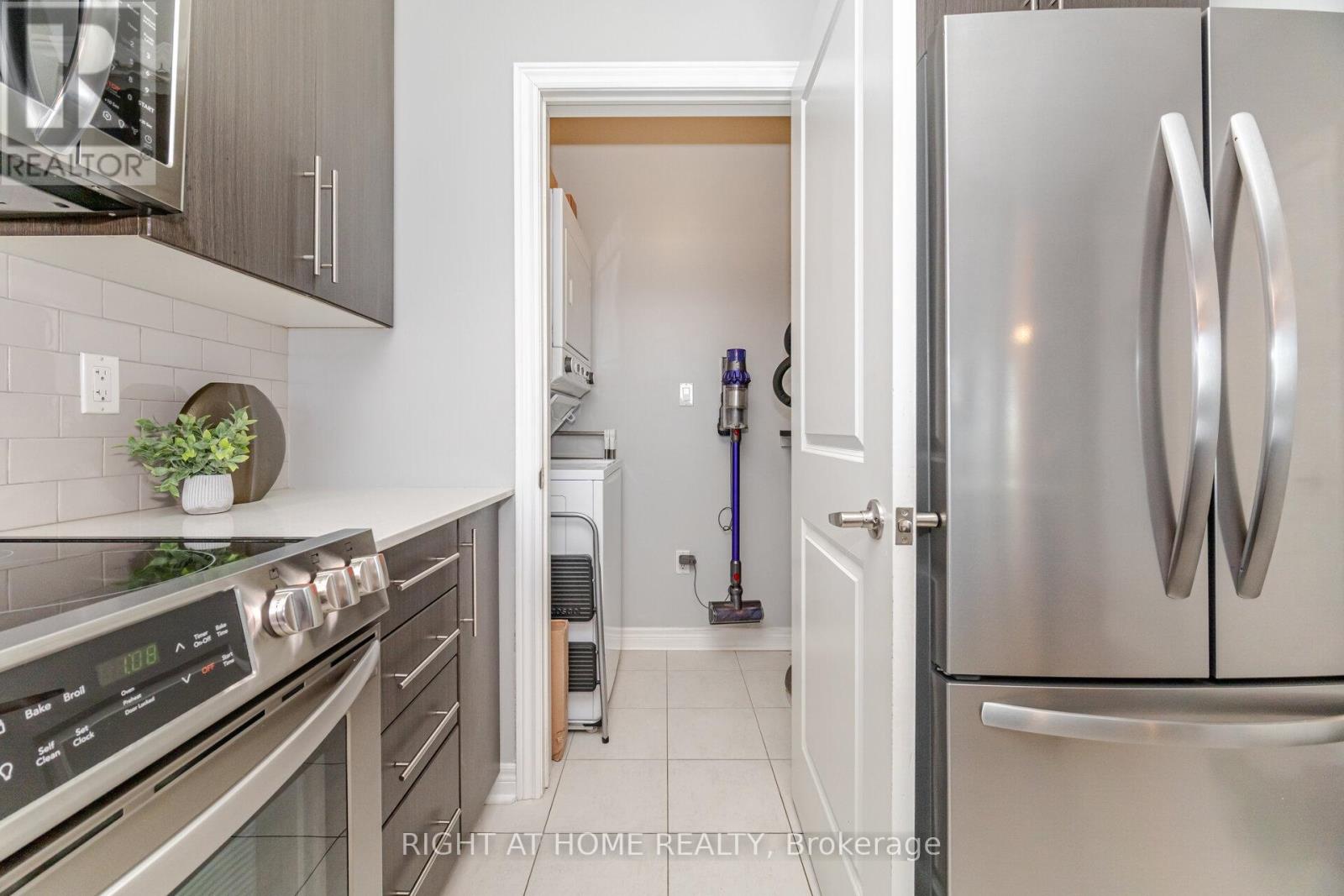 408 - 33 Whitmer Street, Milton, Ontario  L9T 8P9 - Photo 22 - W12585138