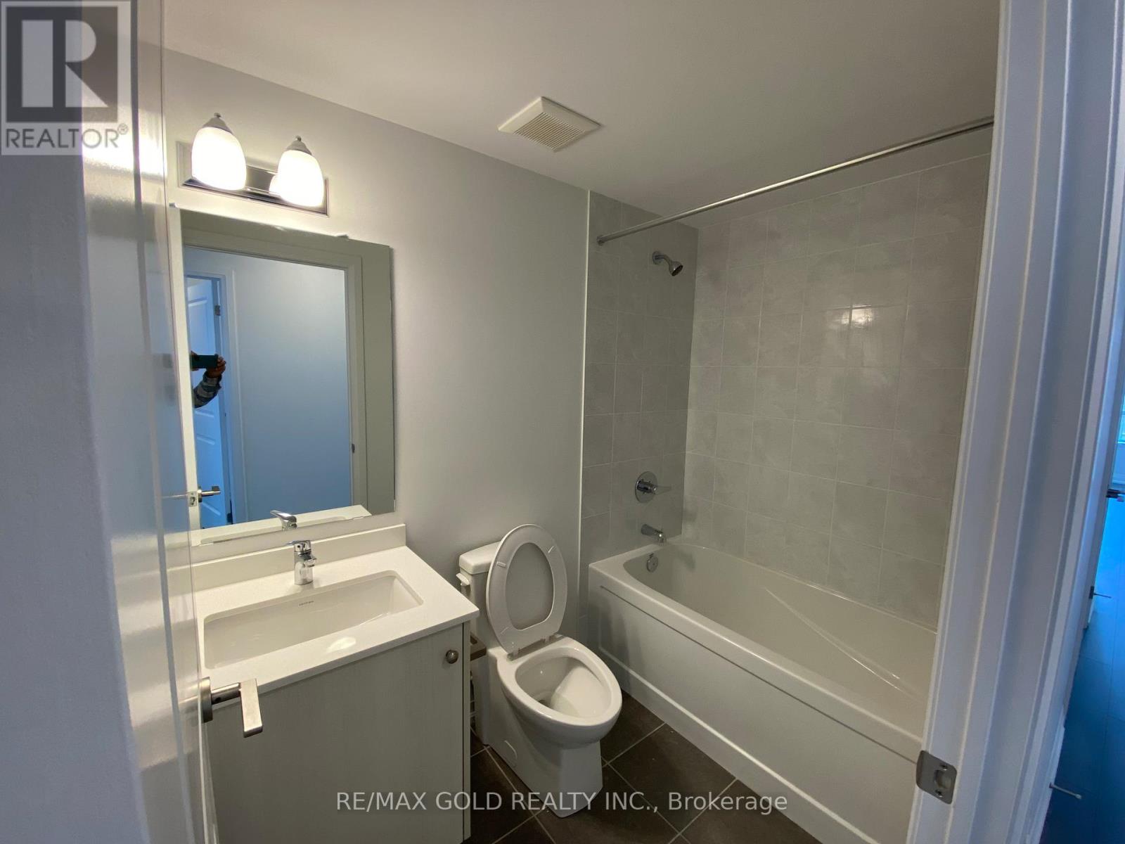 247 - 75 Attmar Drive, Brampton, Ontario  L6P 0Y6 - Photo 12 - W12305468