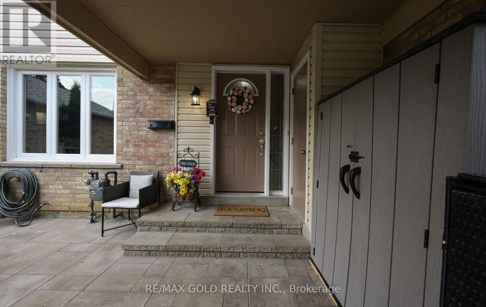 72 Courtleigh Square, Brampton, Ontario  L6Z 1J3 - Photo 3 - W12317549