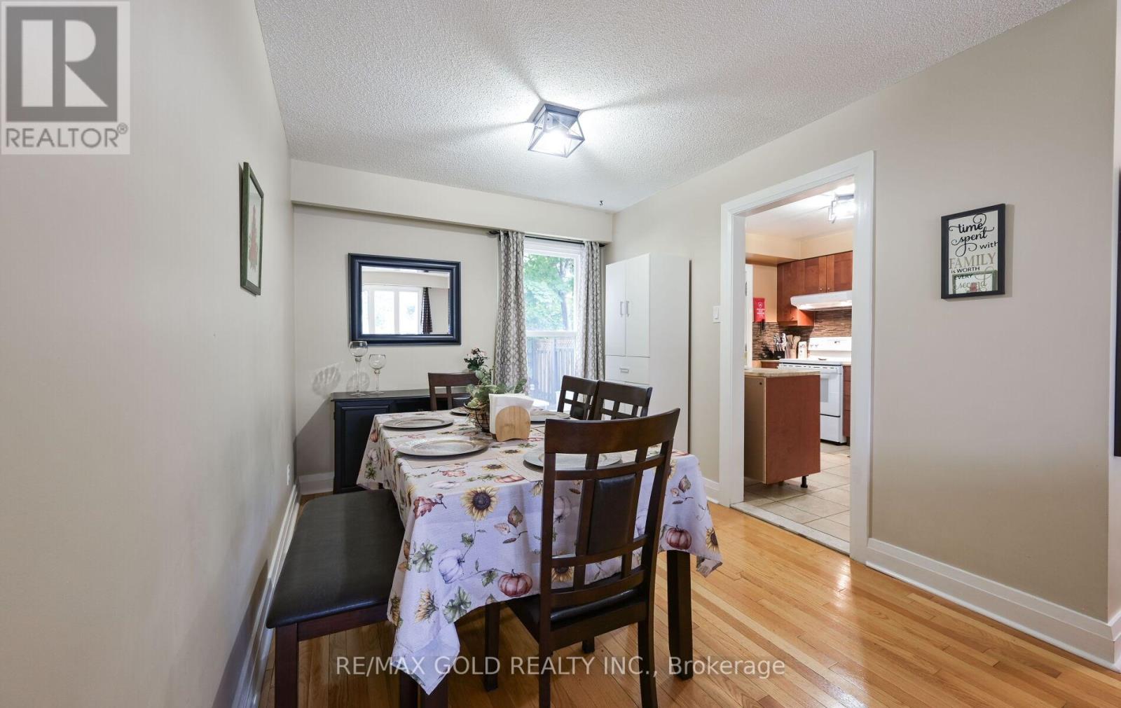 72 Courtleigh Square, Brampton, Ontario  L6Z 1J3 - Photo 7 - W12317549