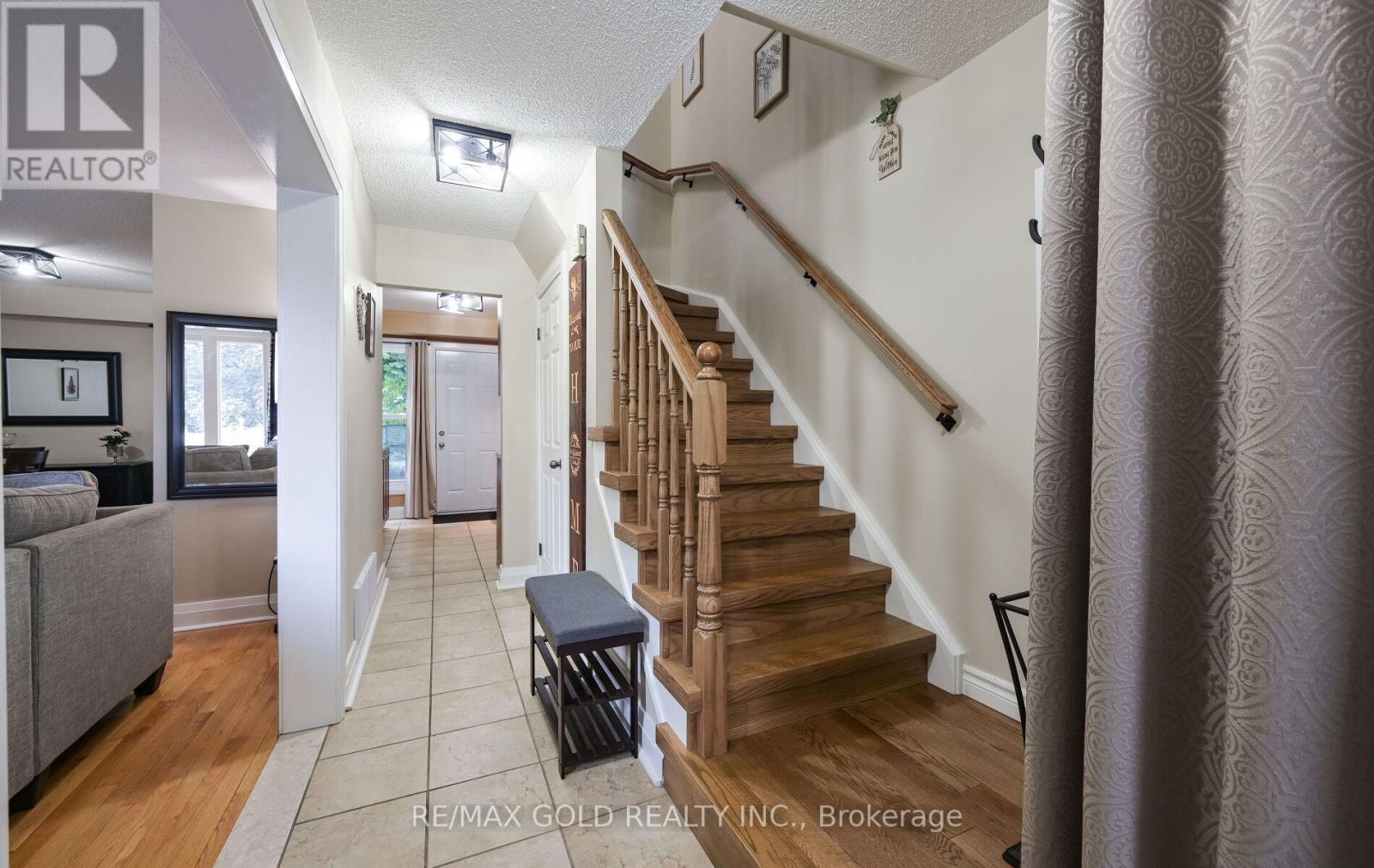 72 Courtleigh Square, Brampton, Ontario  L6Z 1J3 - Photo 5 - W12317549