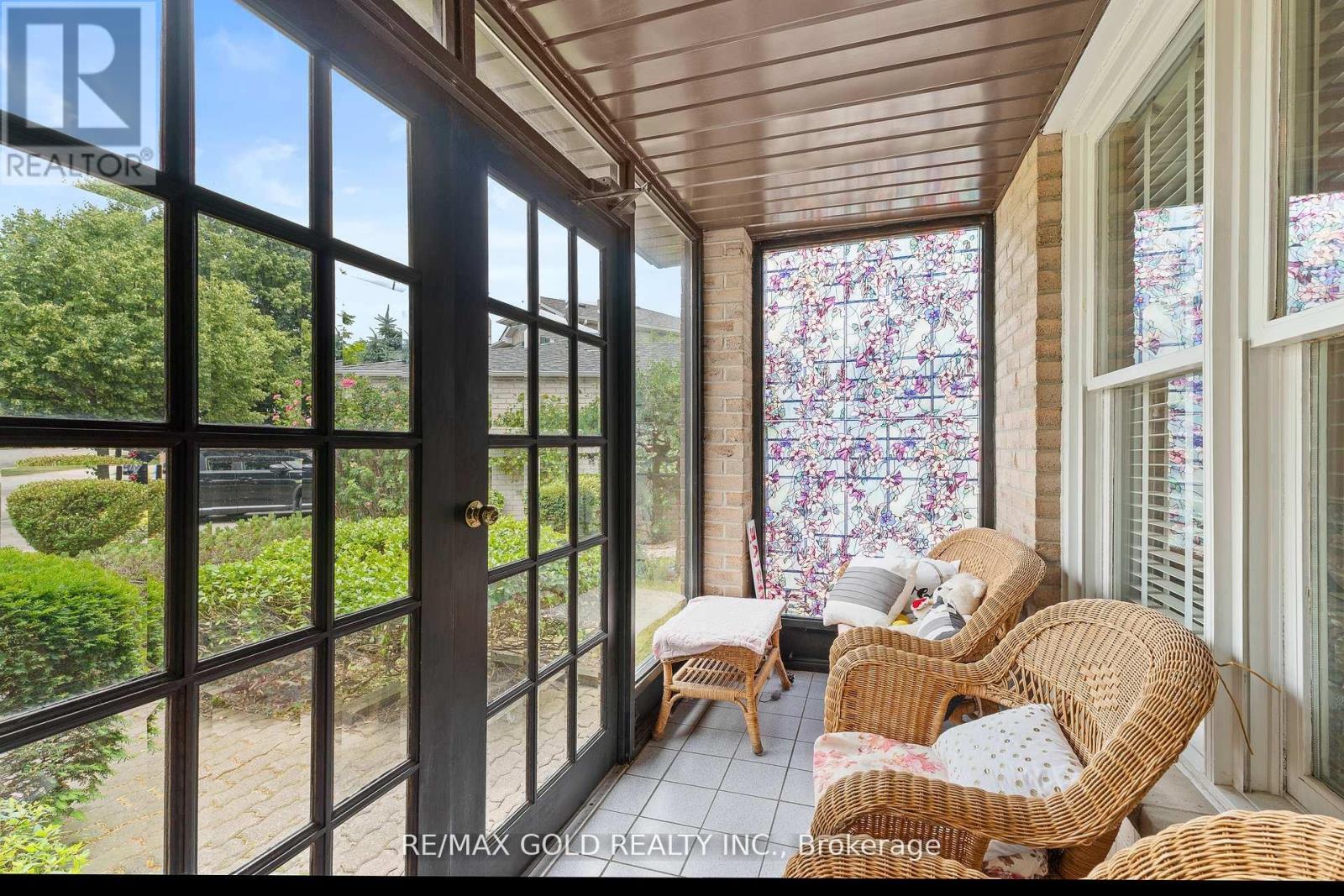 34 Granby Court, Brampton, Ontario L6S 5K1 - Photo 9 - W12286304