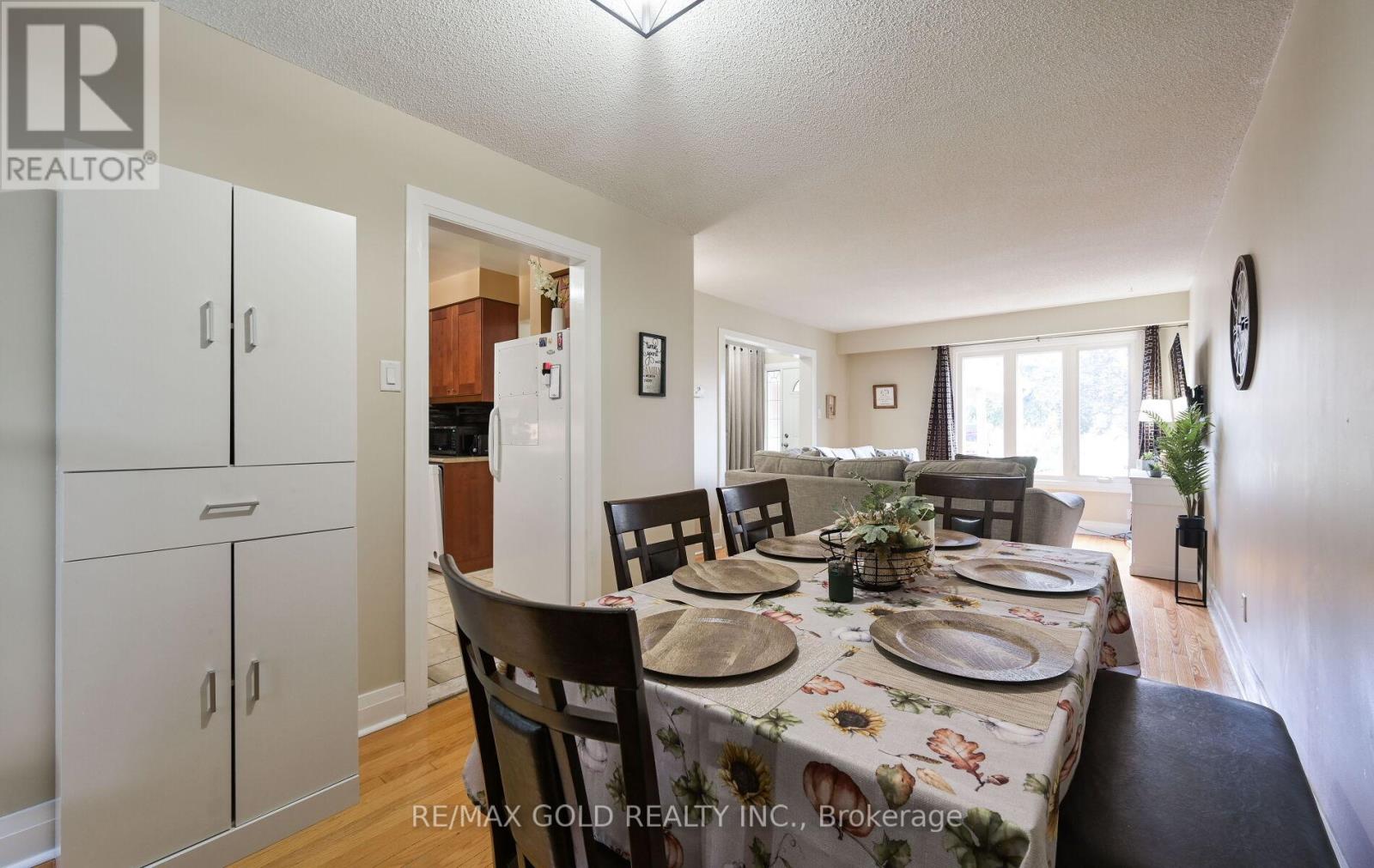 72 Courtleigh Square, Brampton, Ontario  L6Z 1J3 - Photo 9 - W12317549