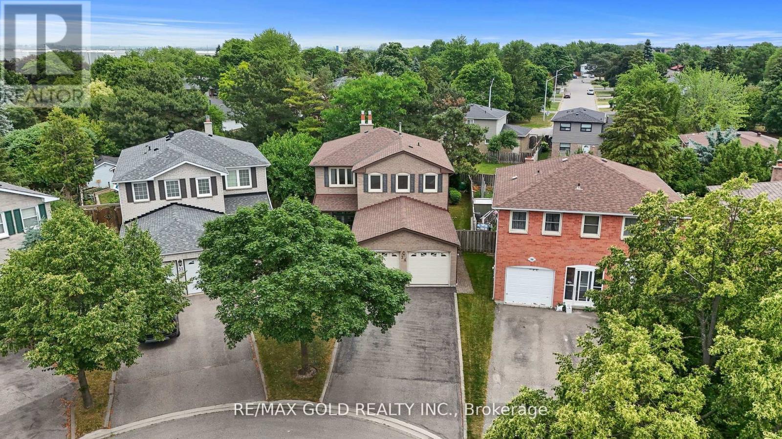 34 Granby Court, Brampton, Ontario L6S 5K1 - Photo 5 - W12286304