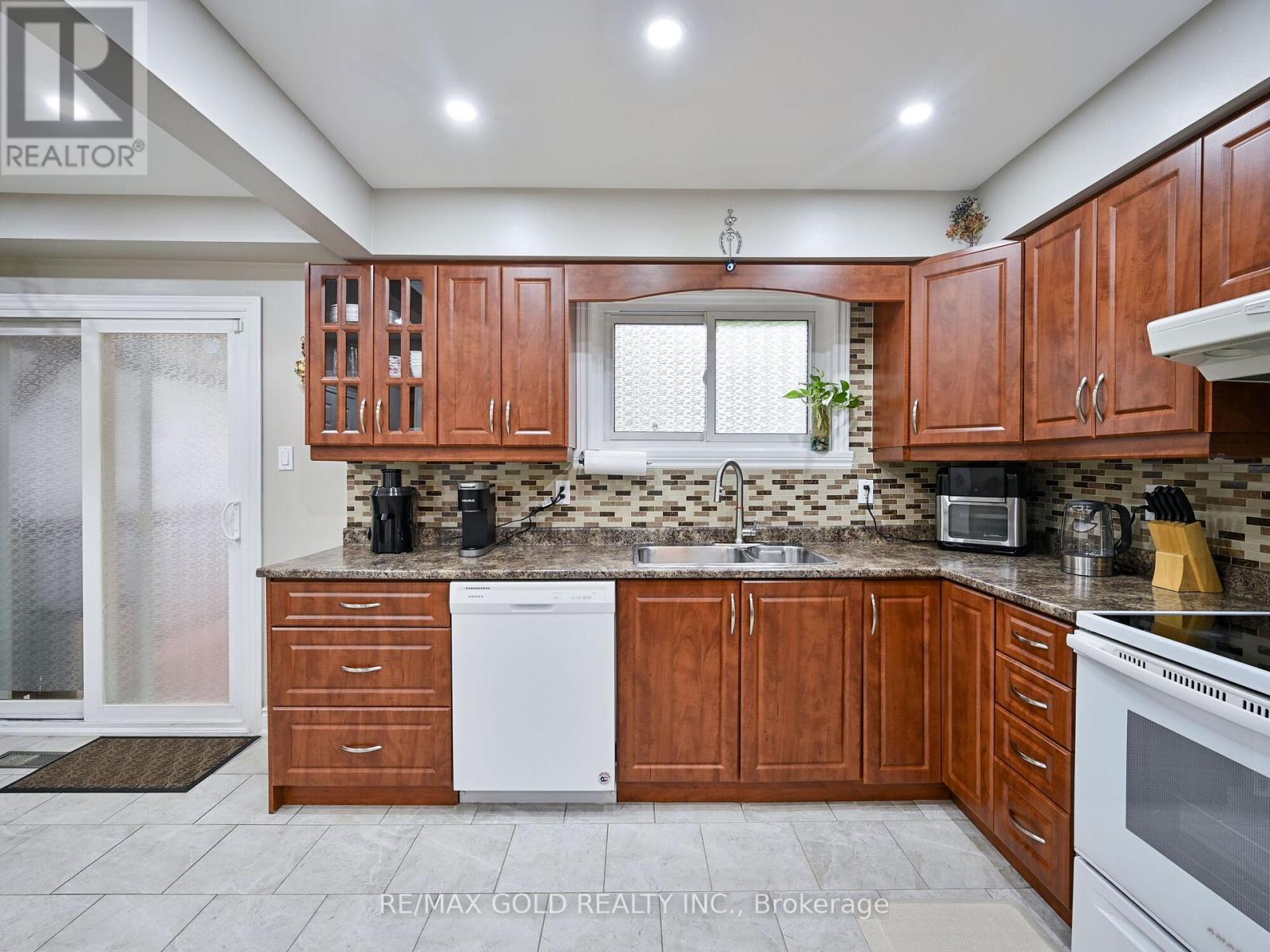 98 Centre Street N, Brampton, Ontario L6V 2Z3 - Photo 13 - W12369619