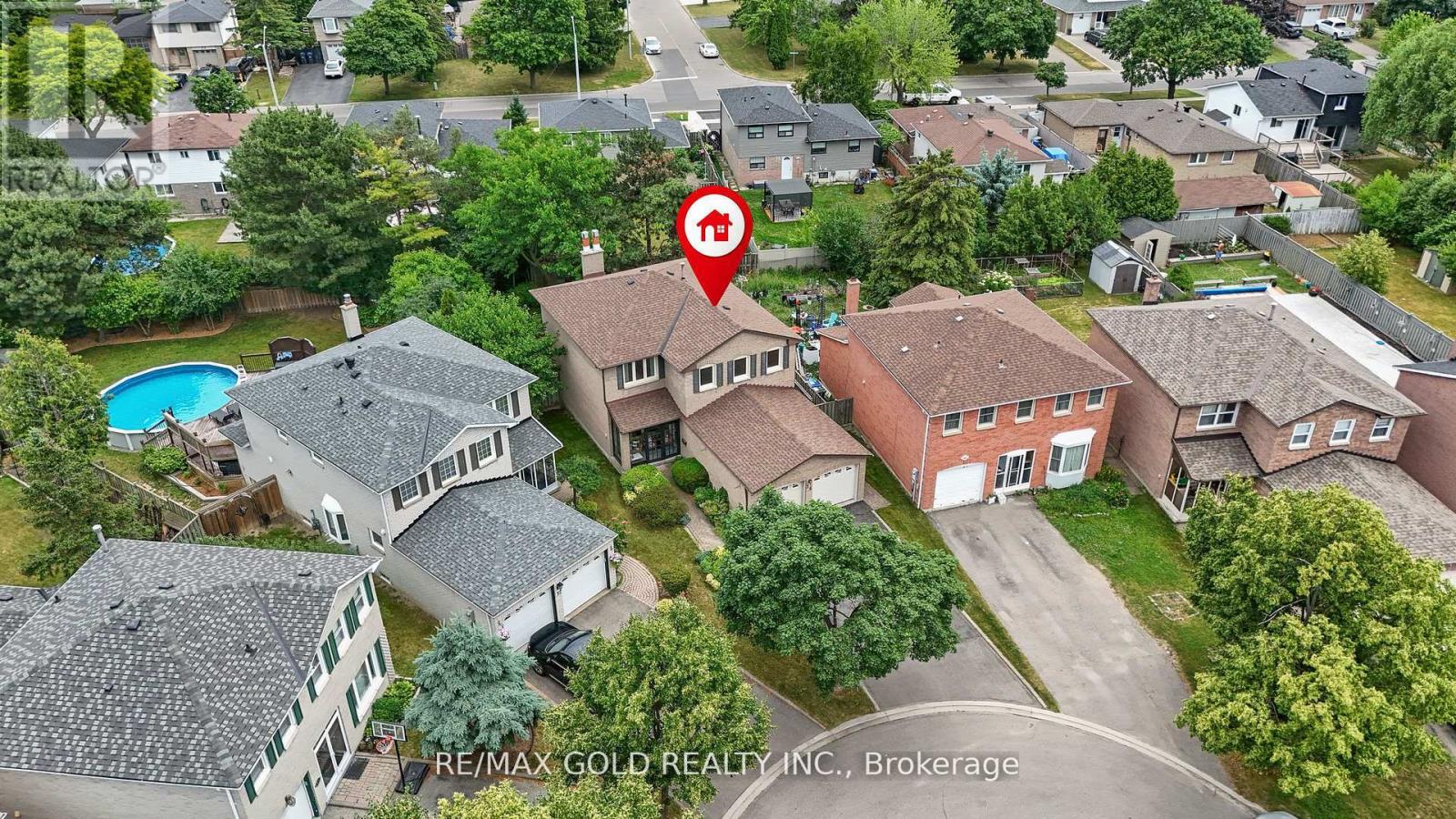 34 Granby Court, Brampton, Ontario L6S 5K1 - Photo 6 - W12286304