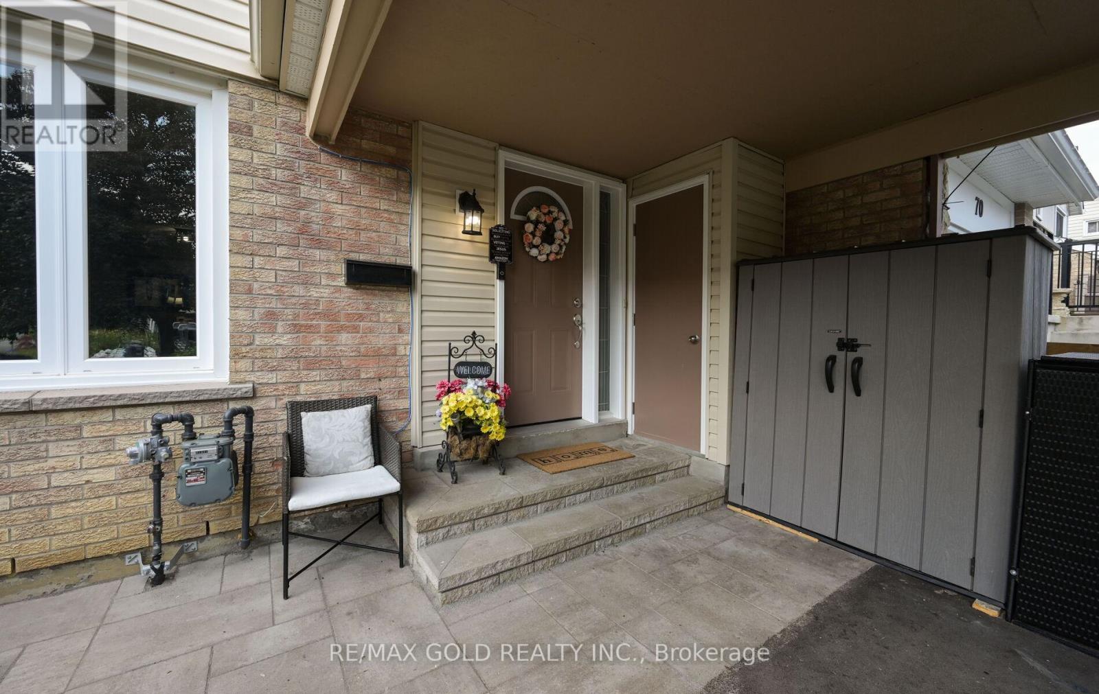 72 Courtleigh Square, Brampton, Ontario  L6Z 1J3 - Photo 4 - W12317549