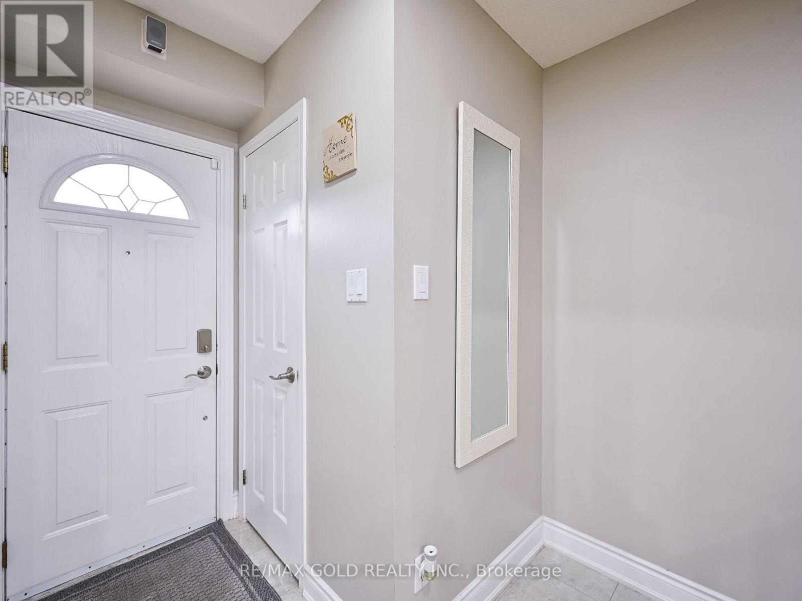 98 Centre Street N, Brampton, Ontario L6V 2Z3 - Photo 5 - W12369619
